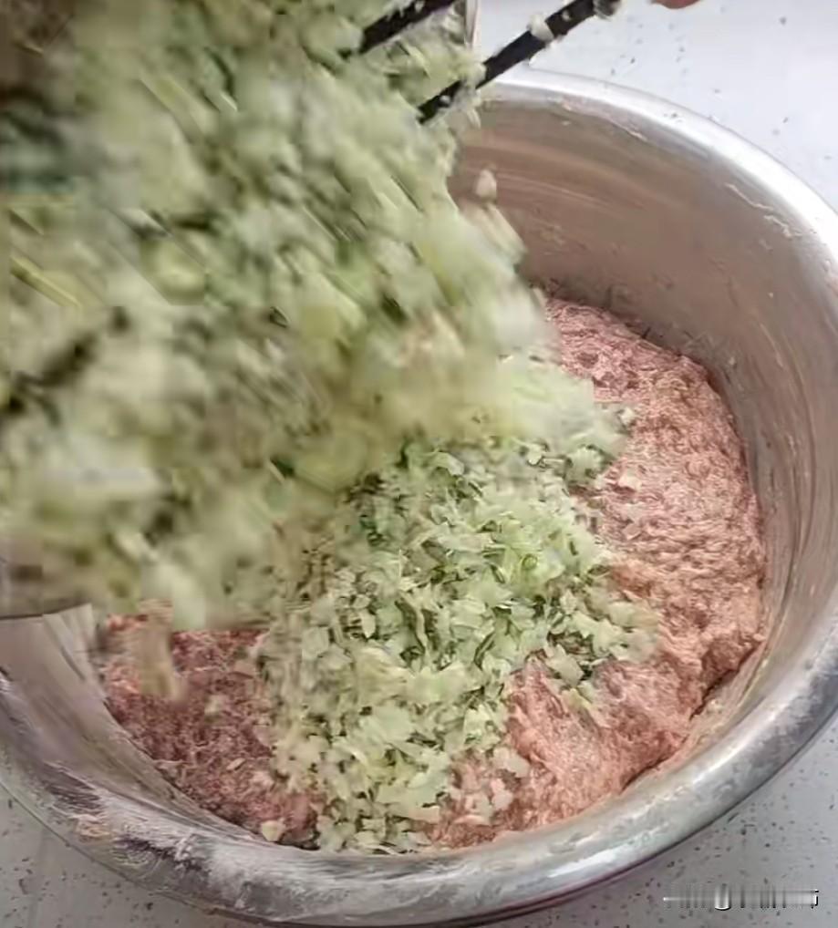 备好猪肉馅、圆白菜、葱姜、生抽、蚝油、香油、盐、十三香。猪肉馅加姜末、葱花，放生