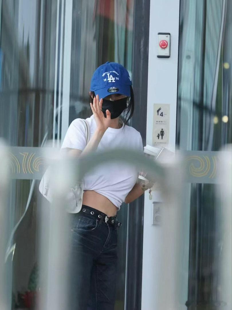 杨幂机场露马甲线杨幂小蛮腰马甲线 夏天完全就是我们妈幂的舒适区