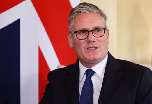 就在刚刚，
英国“参战”，首相斯塔默作出一个重大决定。

英国首相基尔·斯塔默刚