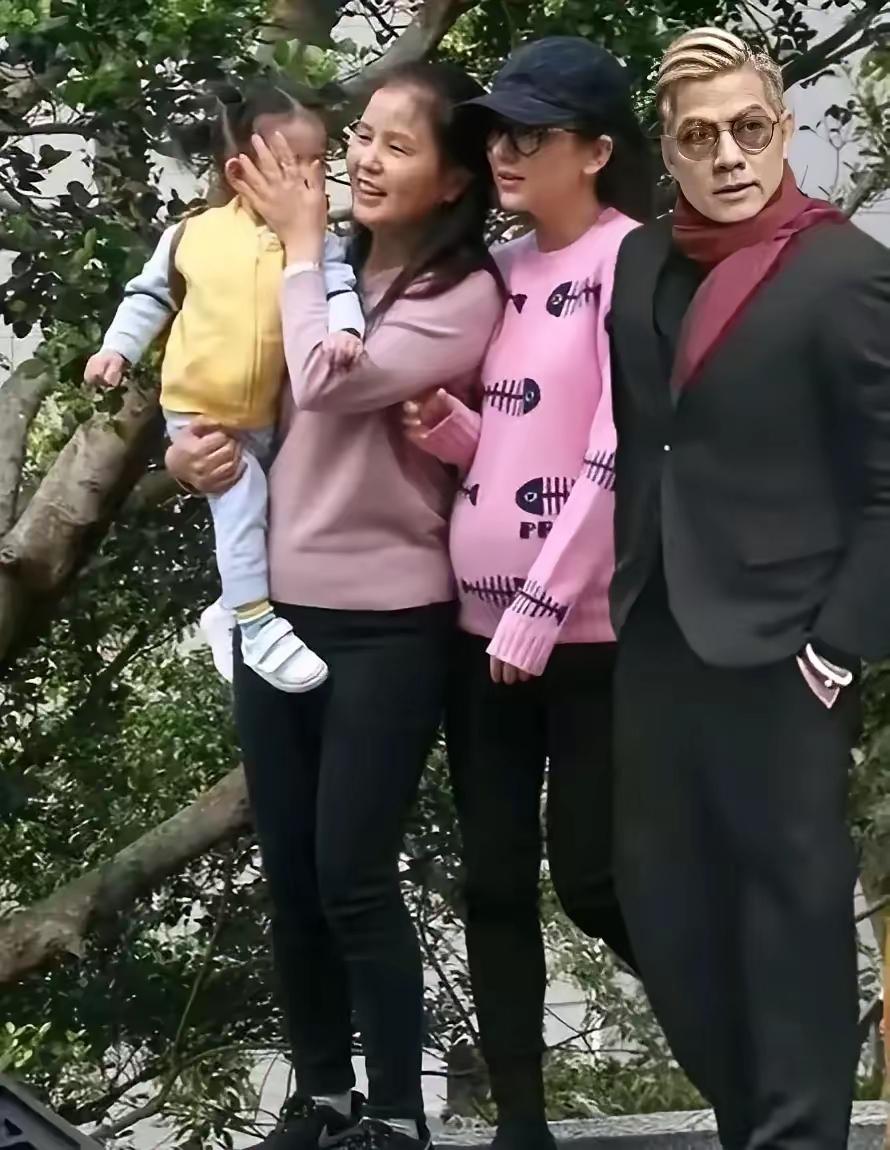 郭富城和小4岁岳母同框的画面真有意思。郭富城都快60岁了，还像个帅小伙，岁月在他