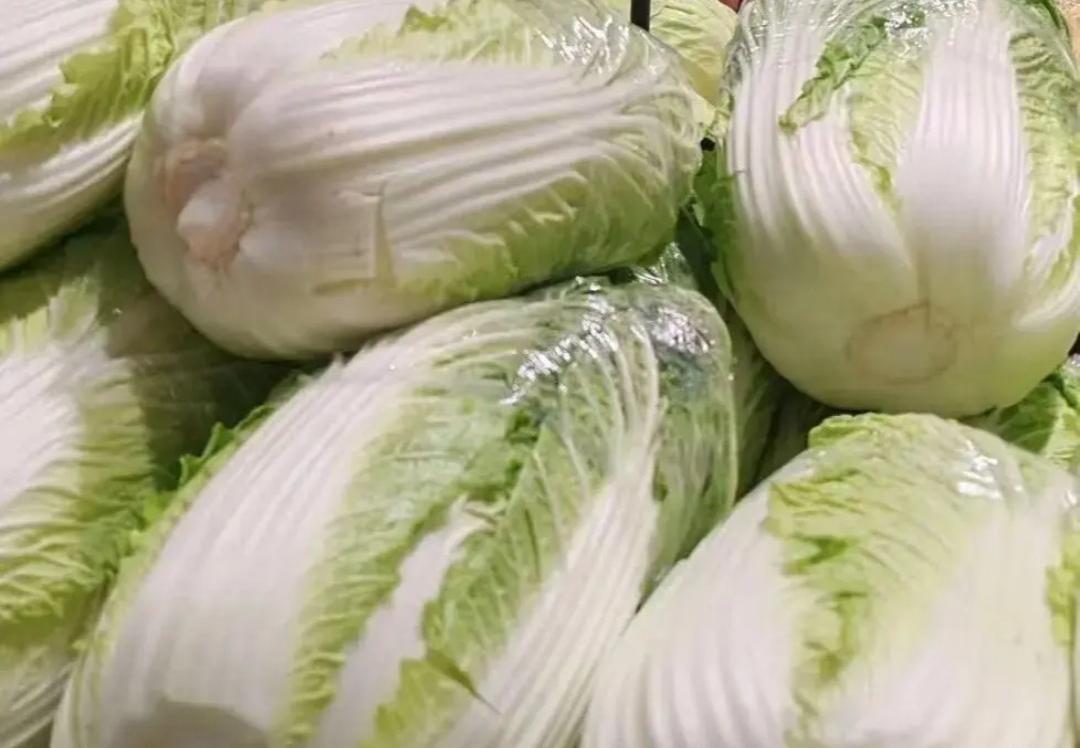 今天在农村集市上，买了几包大白菜，天气预报显示要下中雪，不买怕白菜涨价，回到家把