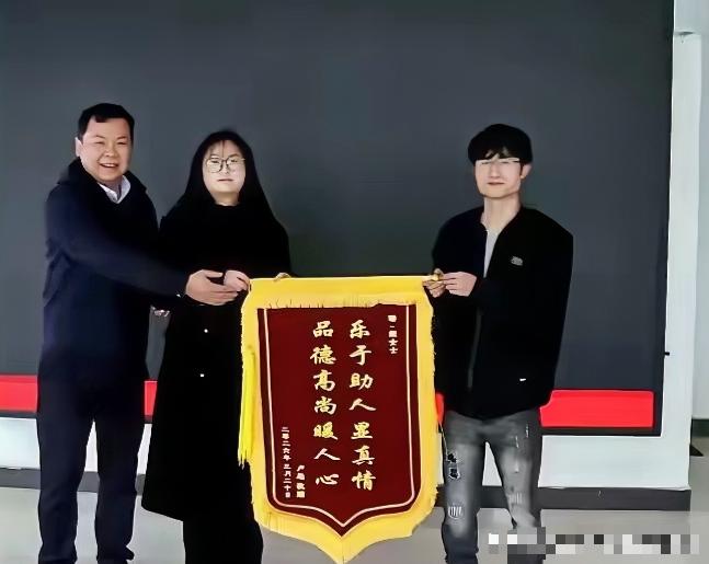 湖南，一网约车司机在接单途中突发疾病，于是他向后座的女乘客求助，没想到女乘客二话