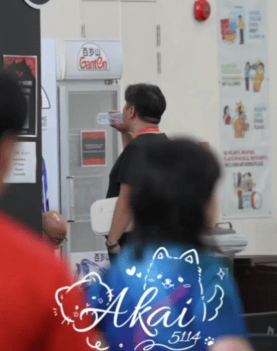 孙逊教练对王楚钦的球包做到绝不离手，确实很用心，让人很感动。

都知道王楚钦的球