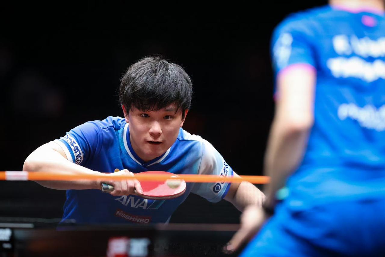 4-3绝杀，张本智和险胜“眼镜侠”小勒布伦。刚刚结束的2025WTT香港总决赛男