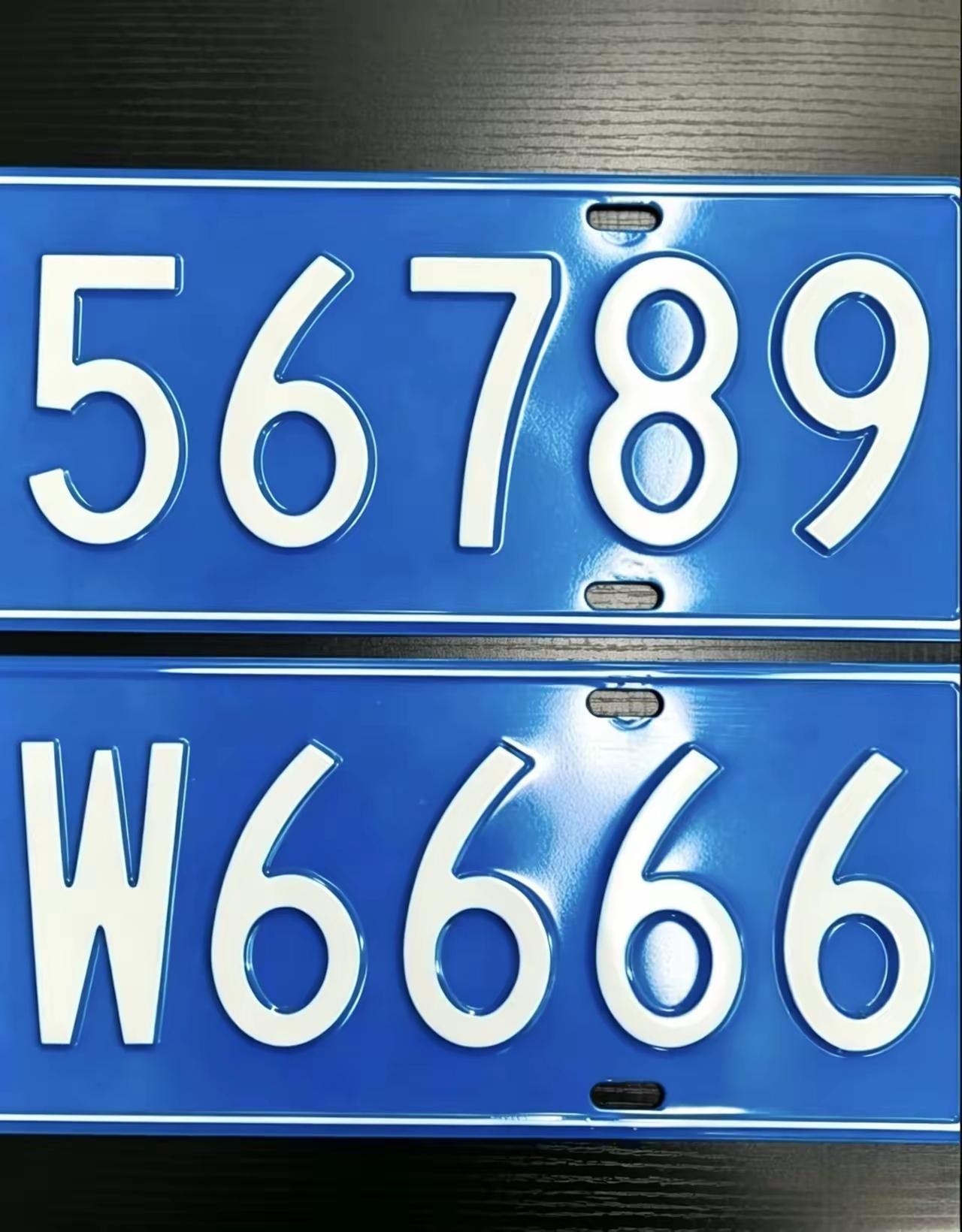 两个车牌放在一起，一个数字一个字母。很纠结，选哪个车牌呢？车车牌号 [作揖][玫