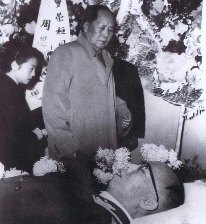 毛主席给罗荣桓写的那首悼亡诗，大家肯定都知道，但很多人可能不知道的是，毛主席写完