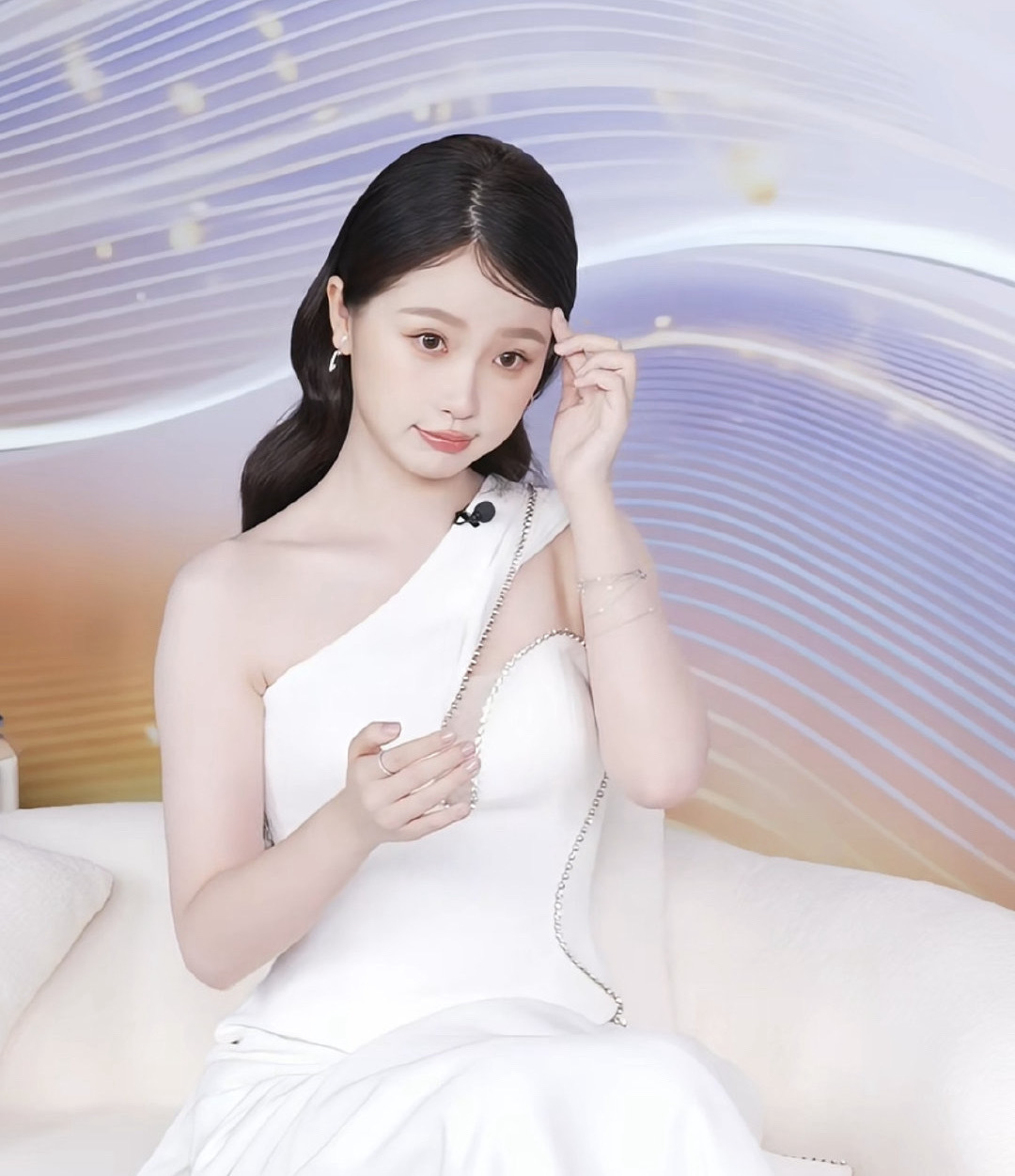 #虞书欣露肩u领白裙# 欣欣子这直播状态好🐮，水灵灵的大美女[好喜欢]，小表情