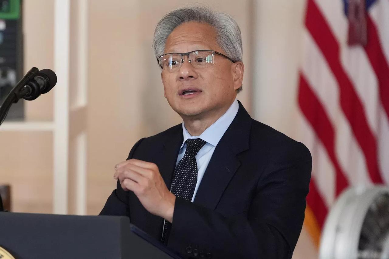 这两天黄仁勋拿塑料袋装馒头的视频很火。
网络上都说他没架子，万亿身家照样啃馒头。
