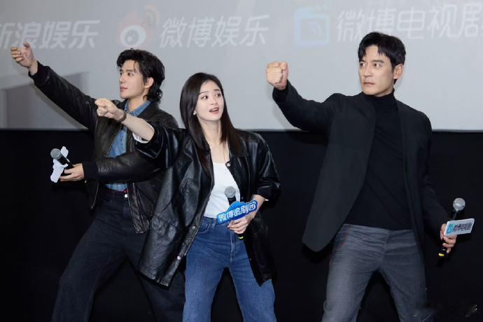 #李光洁高领之花# 李光洁在年代剧活动中的高领内搭造型，真的是惊艳了时光。他仿佛