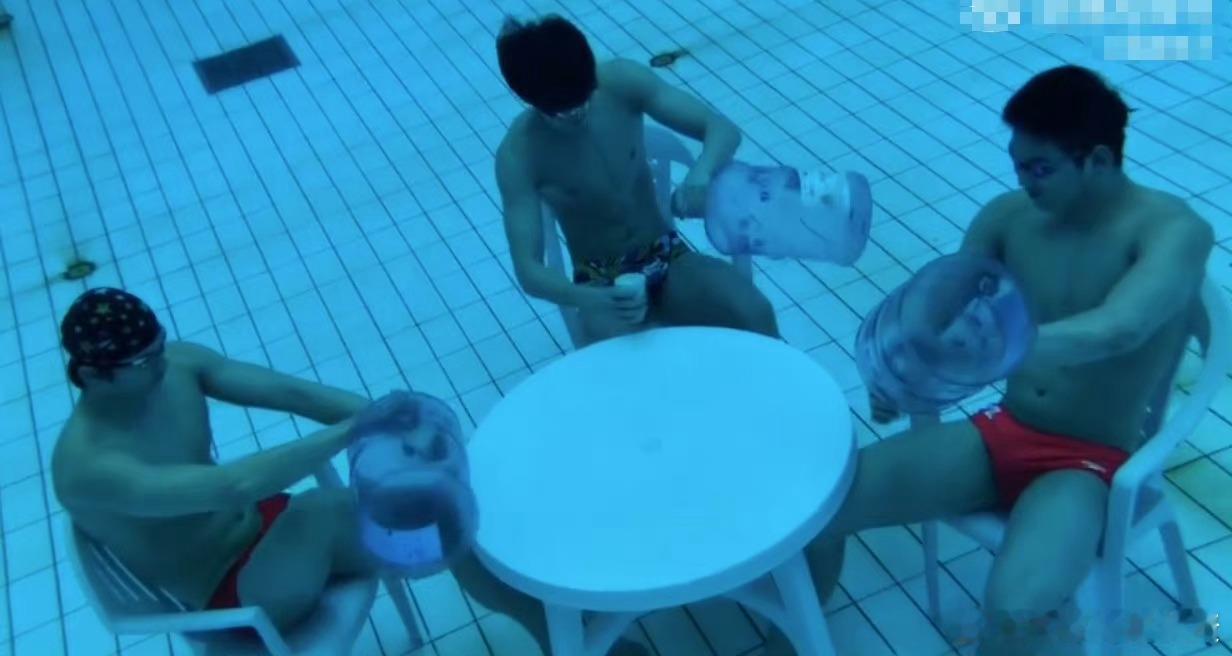 #游泳队在水下喝上了桶装水# 最好玩的就是水下喝桶装水，水下科目三，游泳队这么会