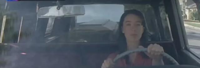 1979年， 美国加州 。殡仪馆女员工凯伦，在运送男尸途中失踪。警方搜寻后，于荒