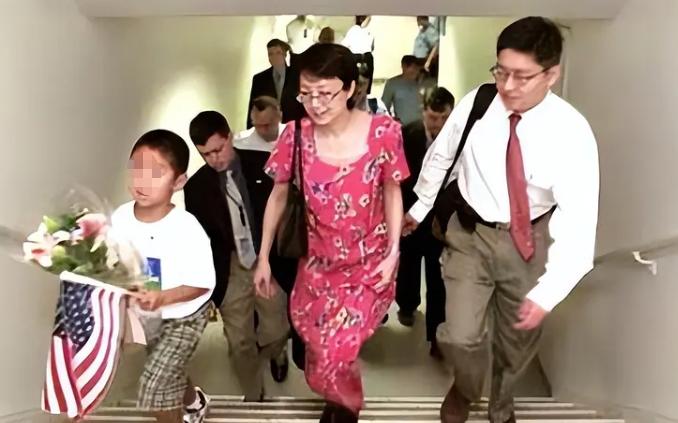 2001年2月，持美国绿卡的旅美学者高瞻带着丈夫和5岁儿子回国探亲，返程在北京首