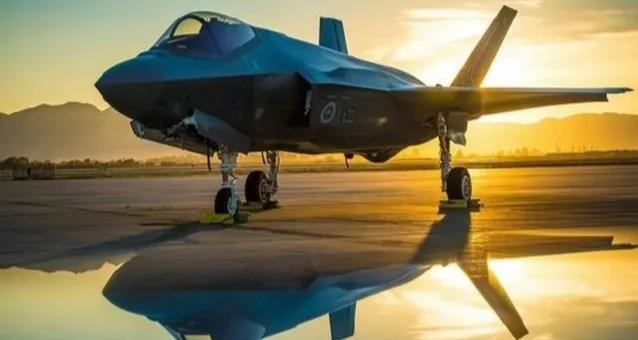 根据美媒的披露，去年初，美军工程师在维护一架F35隐形战斗机时将手电筒留在发动机