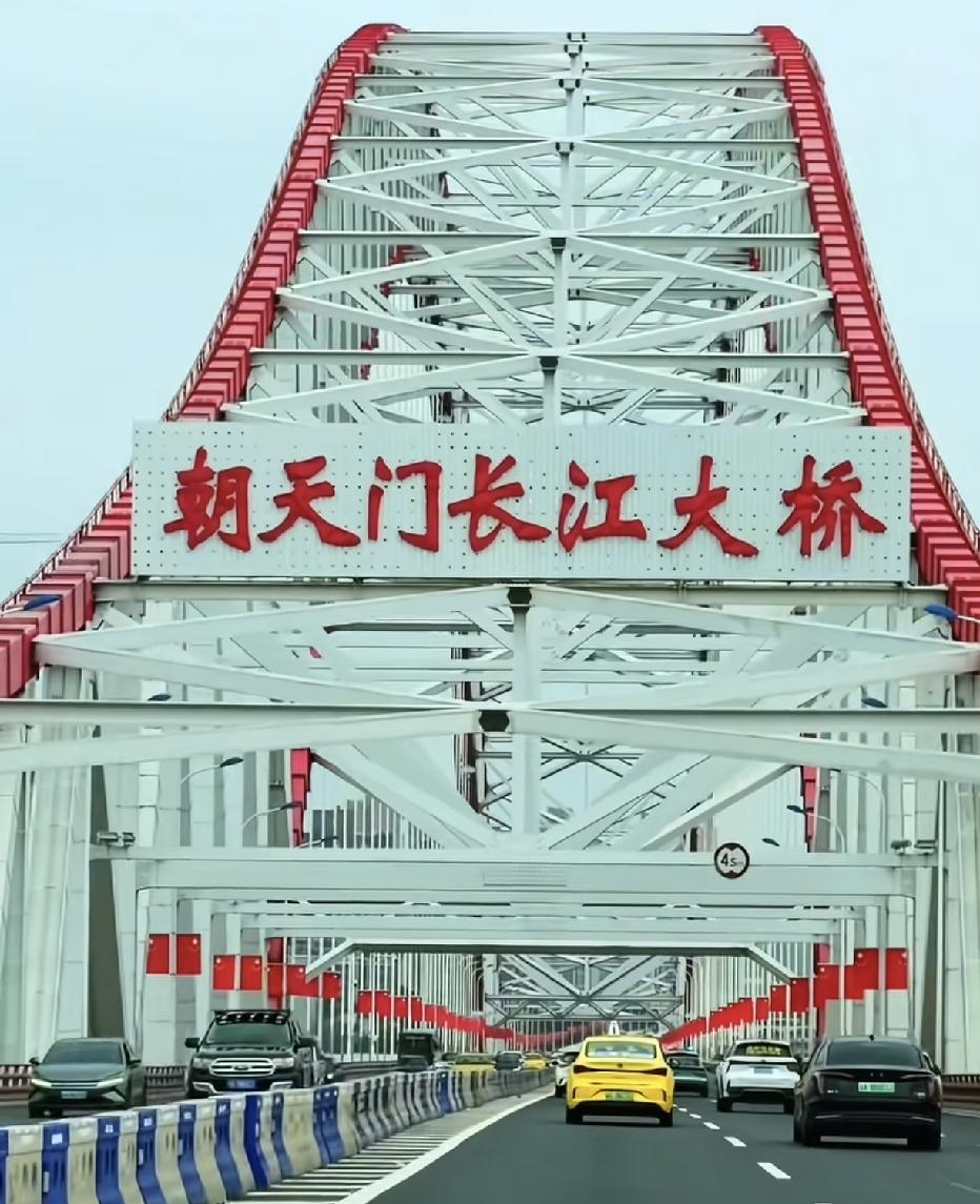 目光所至，皆为华夏，五星闪耀，皆为信仰，今天是10月1日，国庆节，祝福我们的祖国