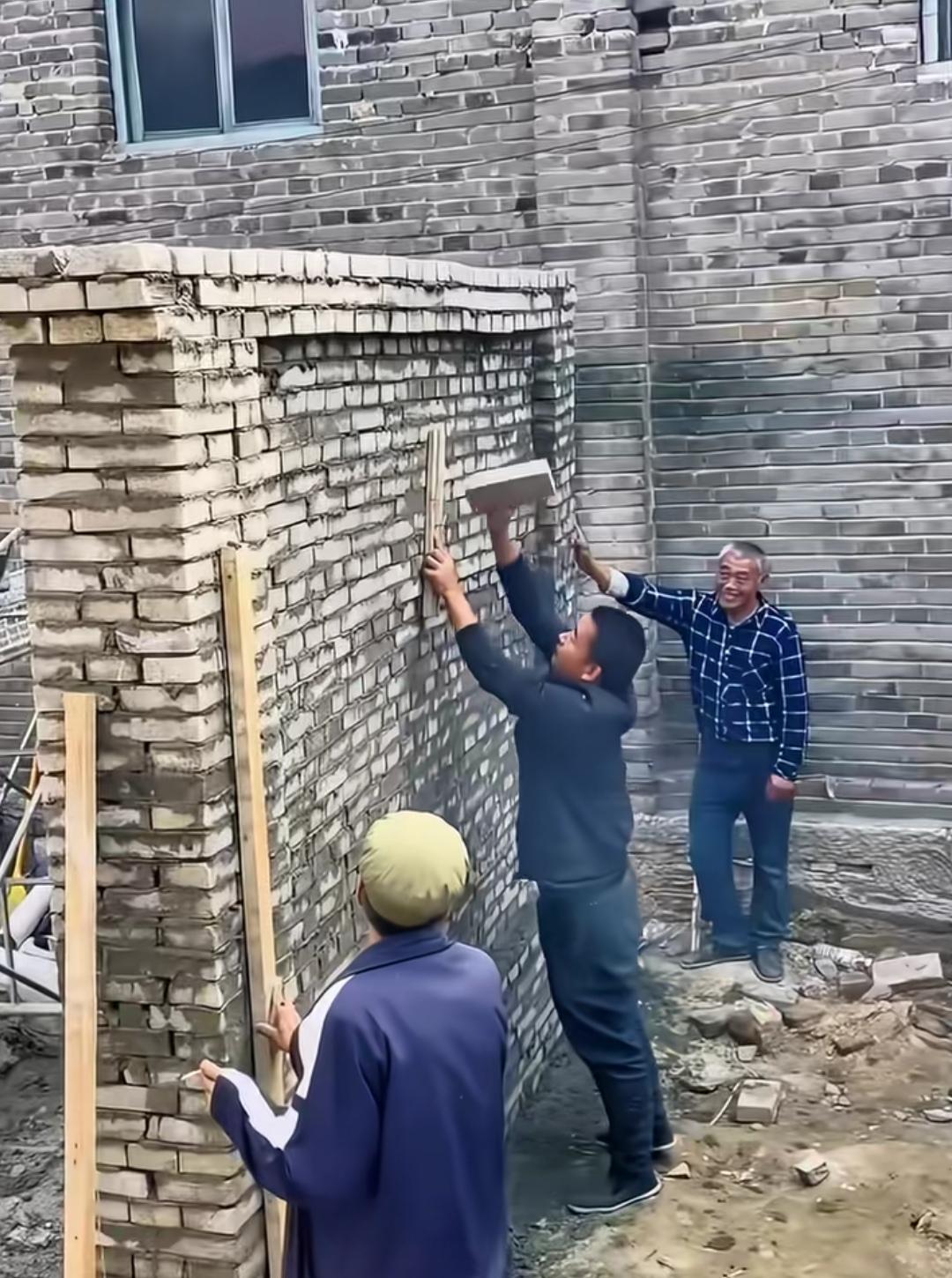 被师傅砌歪了的隔墙，房东想自己用砖块把它敲正，这能行吗？