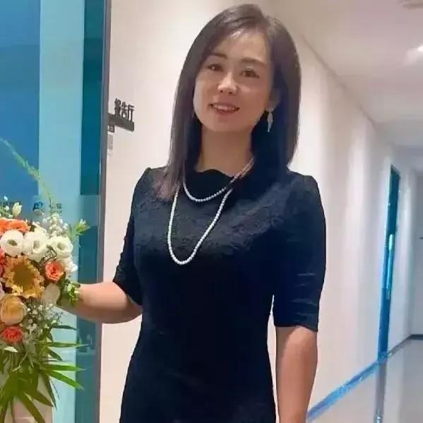 优雅的黑裙搭配鲜花，气质满分！气质黑裙搭配 气质黑裙 轻奢时尚黑裙 气质开叉黑裙