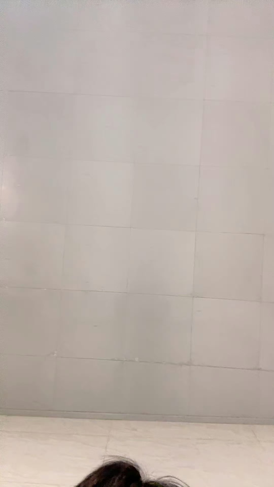 咋那么可爱呢！还捏自己脸颊！ 