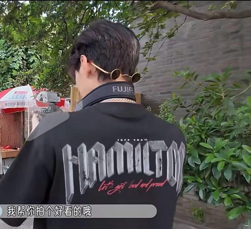 我才发现利泽昇的这个眼镜像算命先生戴的一样