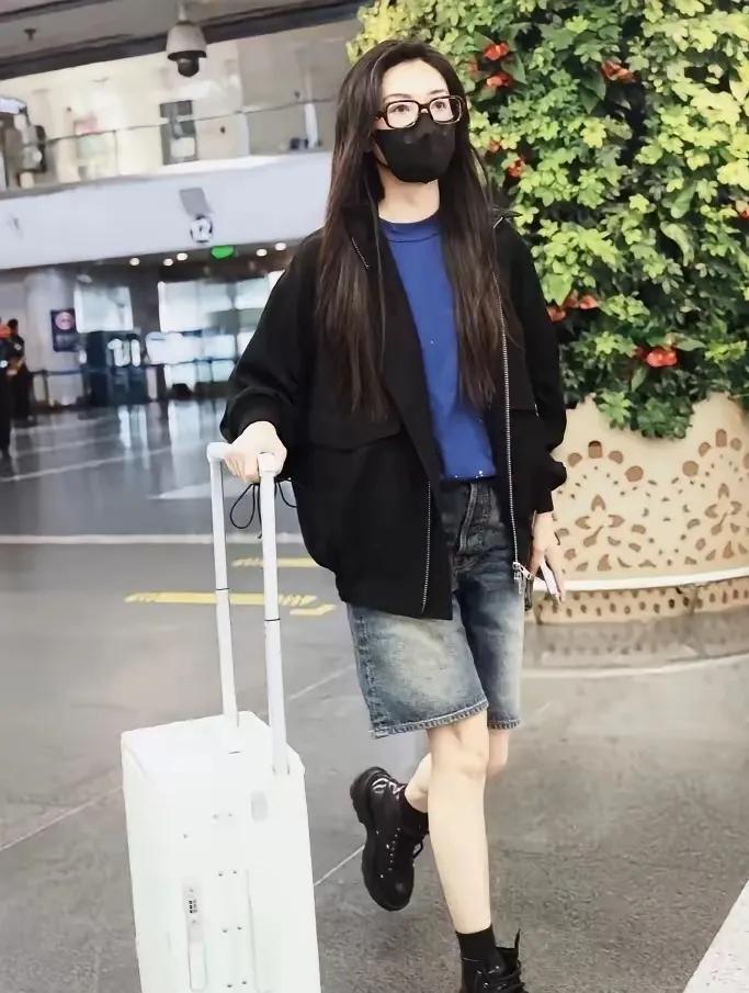 万茜机场私服封神了🔥
 
黑外套+牛仔五分裤
松弛感中性风又酷又显瘦
藏肉显腿