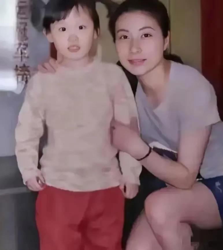 郭晶晶合影的这个小女孩，后来也成了奥运冠军，其实不必惊讶。仔细想想就明白了，能够
