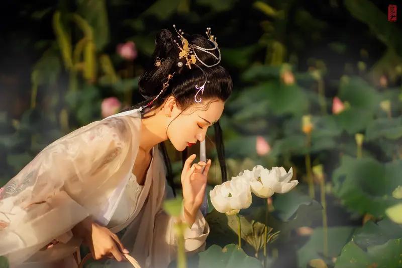 相思河畔风撩柳，求下联？