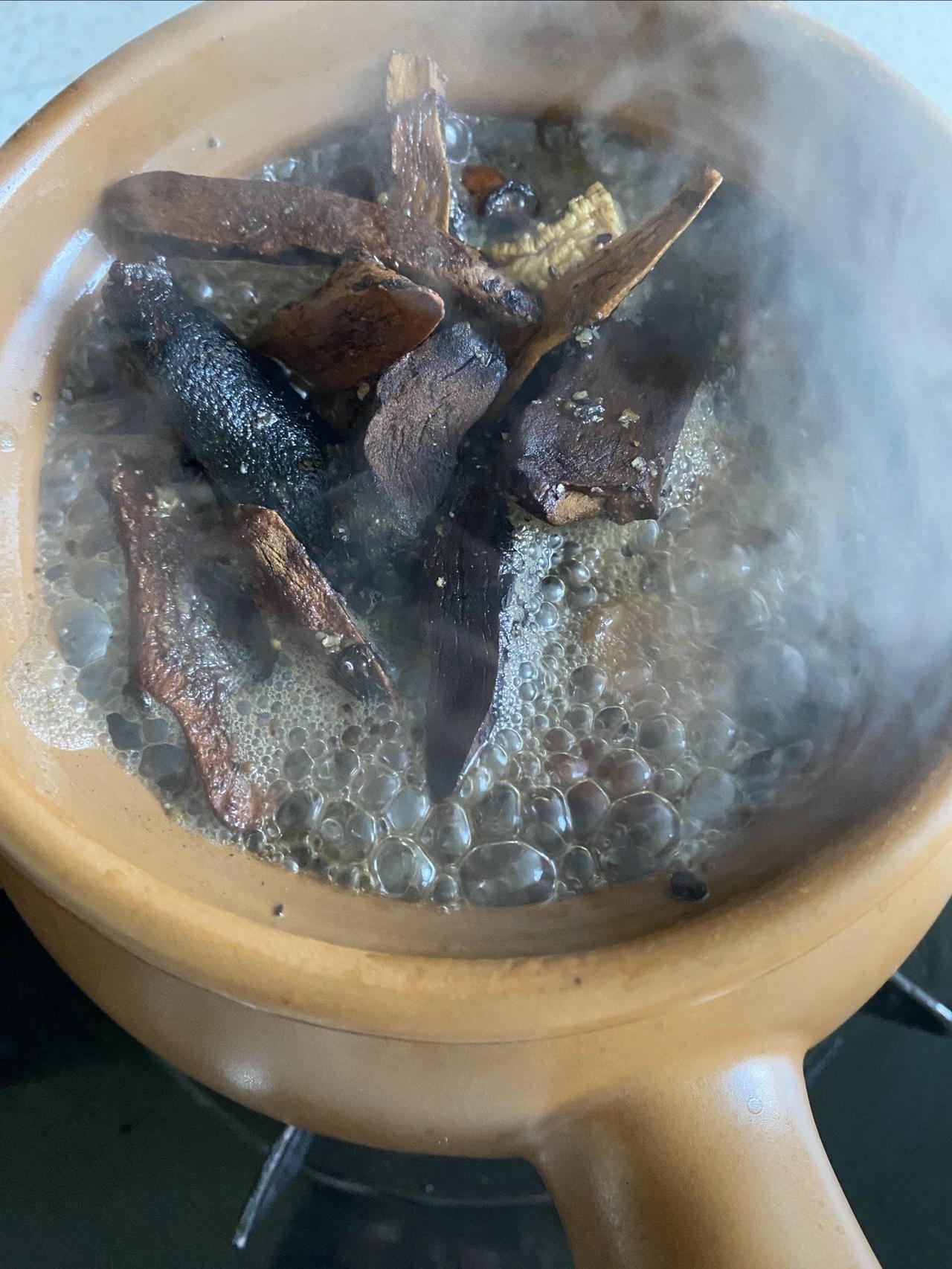 不少门诊病人反映说药厂代煎的药比较淡，没有自己煲的药浓，尤其是翻煲的时候更浓，所