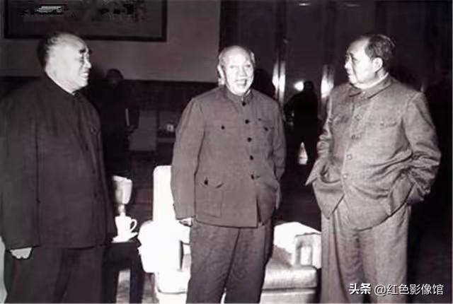 20世纪60年代北京会客室内，朱德、董必武与毛泽东会面闲谈。三人同为开国元勋，借