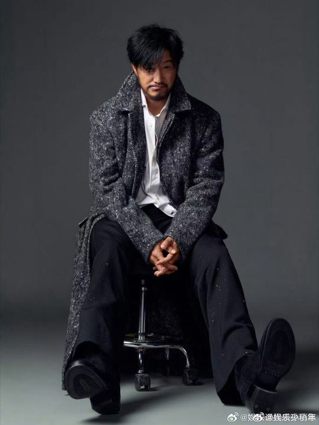吴京这组帅得不太吴京 真的第一眼没认出来是吴京，完全跳出以往硬汉印象，松弛又有格