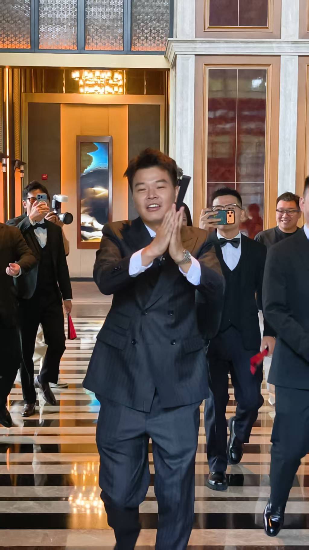 车评人小吕秋晨大婚油门焊死奔往南京。昨天董事长生日，今天亲妹大婚。 好日子啊。 