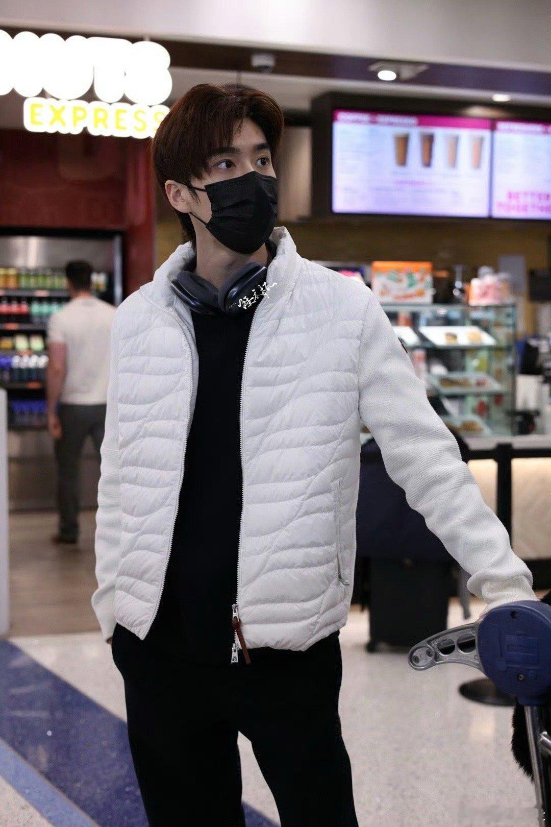 张康乐机场生图太能打了机场随手拍变时尚画报！张康乐的生图证明，好气质无需刻意修饰