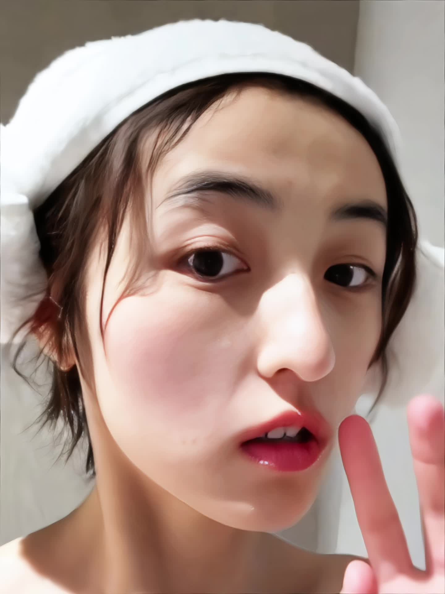 对着镜头做搞怪表情包的宝宝布鲁昔