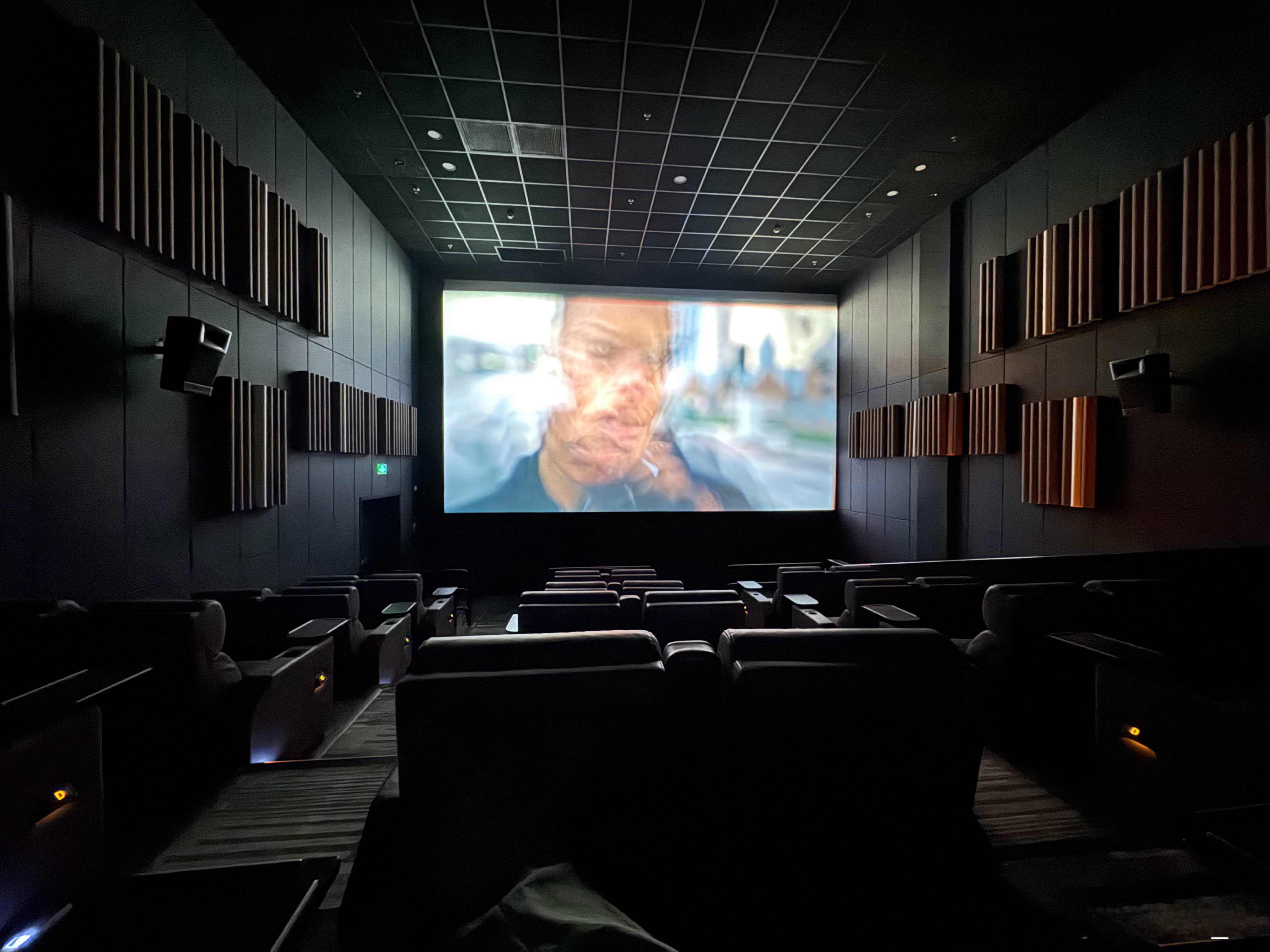 昨晚“包场”看了一战再战，黑色幽默，最近难得这么认真开心看完一部电影。极具讽刺太