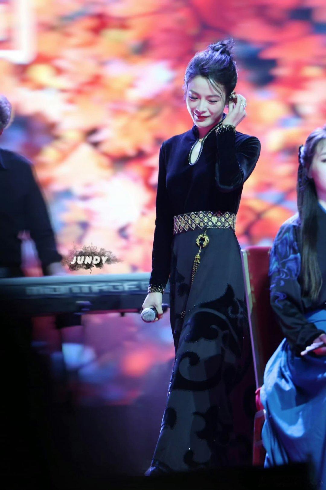 陈丽君再演唱天上掉下个林妹妹  陈丽君又一次惊艳了我们！这次和法国歌手共唱《天上