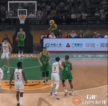 球鉴：中国篮球没有技术，只有耍不完的小心眼。
🏀问：这一球该怎么判罚？
A、大