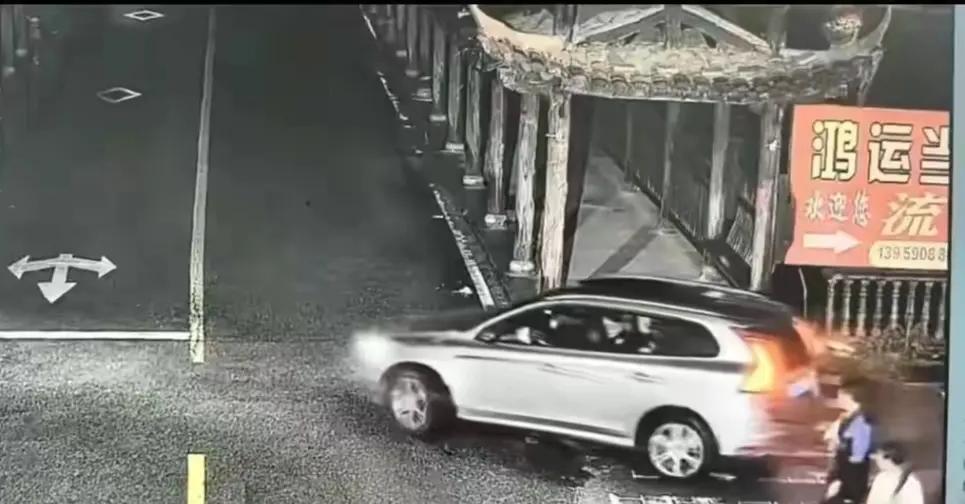 女司机不背锅！福建长汀县新桥镇一辆载有5人的SUV，因为司机操作不当导致车子撞向