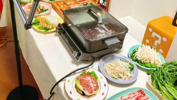 “小丁妹妹”将新家一梯一户电梯厅改造成观影、休憩和涮火锅空间一事，涉及多个法律和