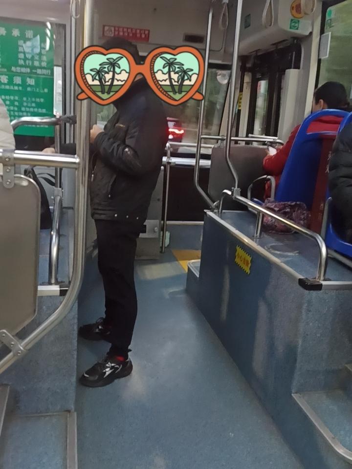 按鲁迅先生的话说:天刚朦朦亮，这个季节，我想牛、马这样的牲口，大概是还没醒的，即