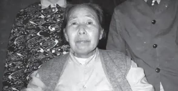 [太阳]1961年11月25日，宋庆龄的保姆李燕娥走进厨房不久，厨师何元光如疯了