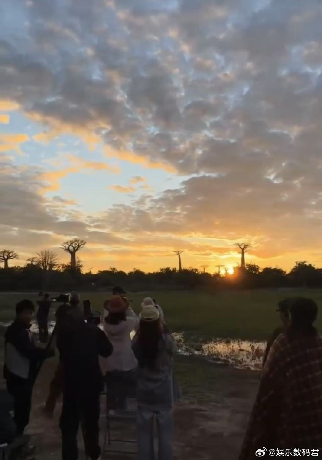 和龚俊一起看日出 家人们快码住！龚俊在穆隆达瓦追日出的直播片段，每一帧都超心动！