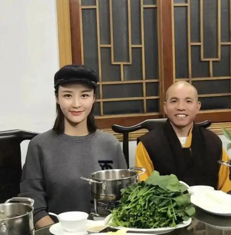 释印乐也喜欢美女？


释印乐的照片在网上传开了
和美女施主们吃饭合影
看着挺随