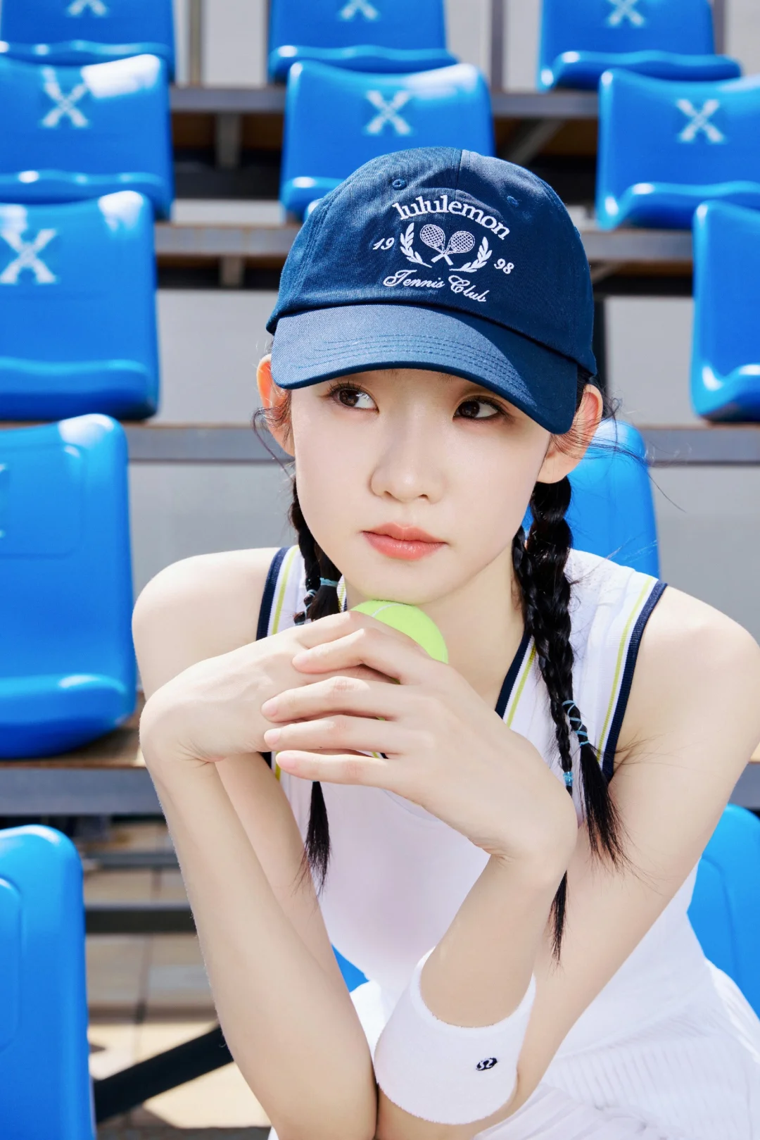 张艺凡网球少女：麻花辫白色小短裙，活力满满。