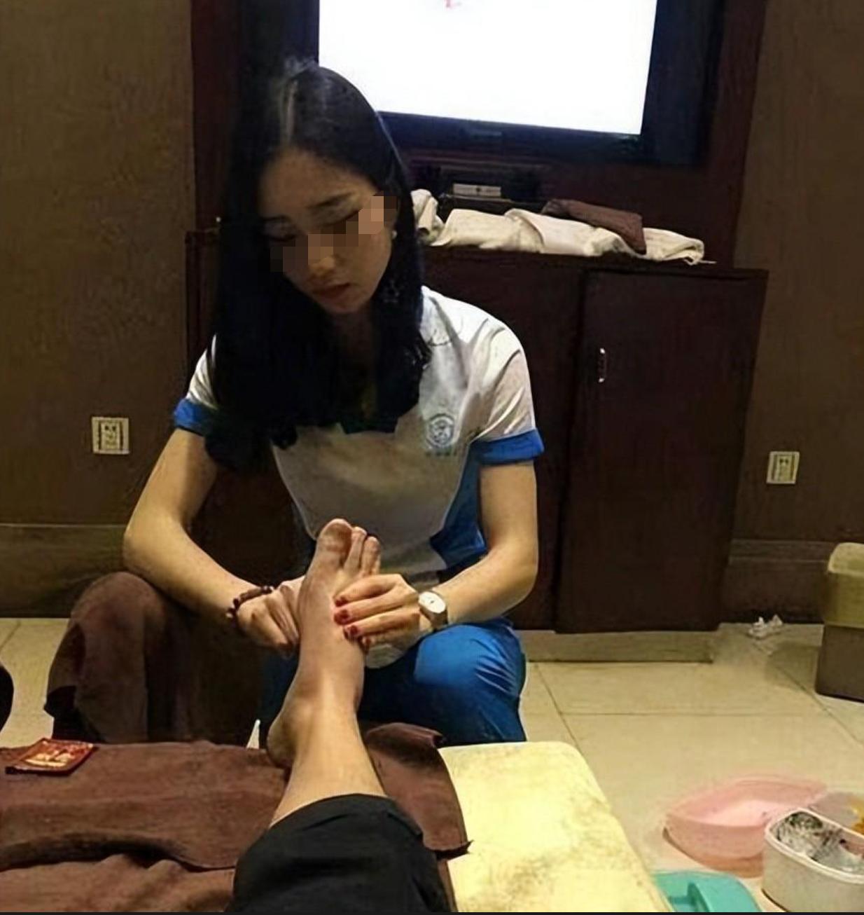 湖南汉寿，一男子凌晨走进一家足浴店，领班介绍了四、五个技师，男子选中了漂亮点的6