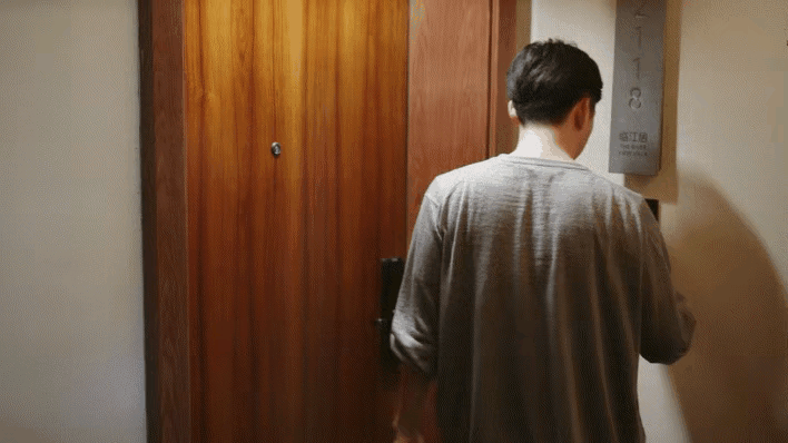 中年人就不要尬演这种床戏，看着好辣眼睛，即使两个人演技过硬，也毫无美感。

四五