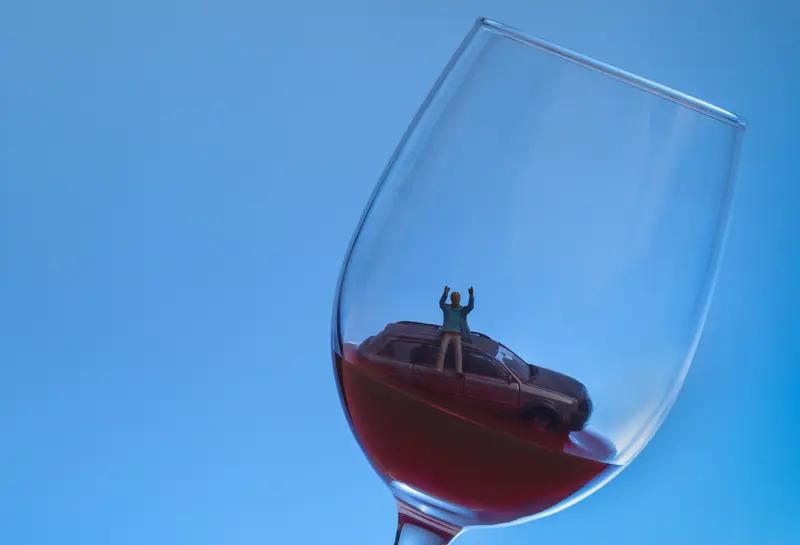 武汉一男子醉驾被查，女友等3人无理取闹妄想救人，上一秒冲着民警大喊：凭莫斯！道歉