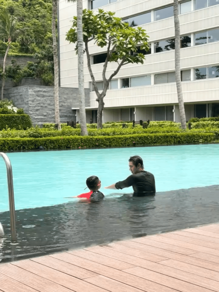 教练你可以脱掉衣服教孩子游泳吗 