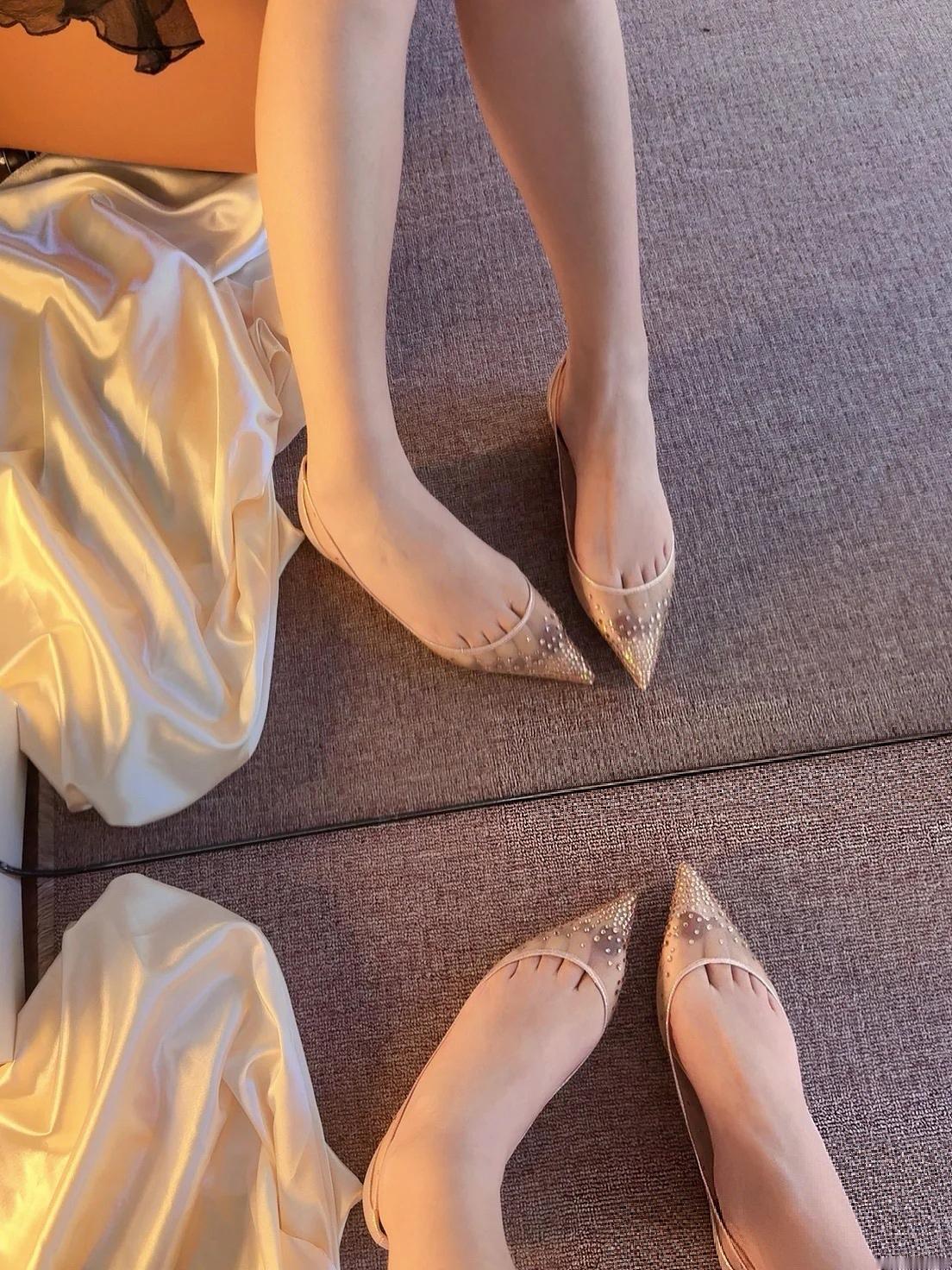 收到的瞬间就沦陷了！奶杏色网纱像裹着晨雾的柔光，
脚面的小闪钻钻 一眼彰显小女人