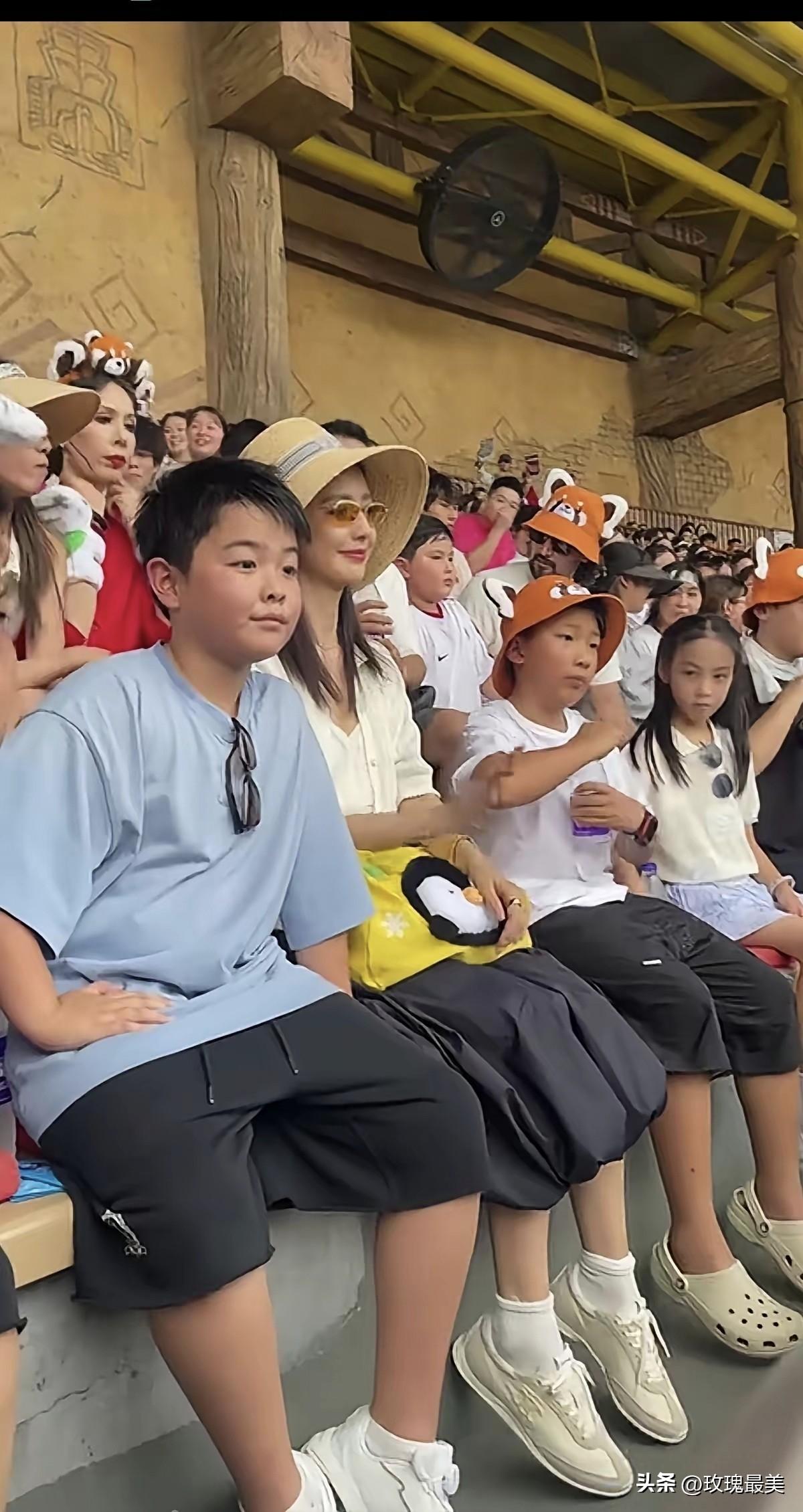 以后不要再说儿子随妈了，
佟丽娅的儿子朵朵就是个“例外”！
完全不用做亲子鉴定，