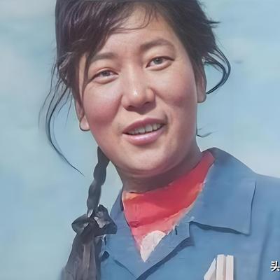 1982年，青海18岁女民兵陶金兰在修水管时，意外挖出7万枚银元。陶金兰当时的第