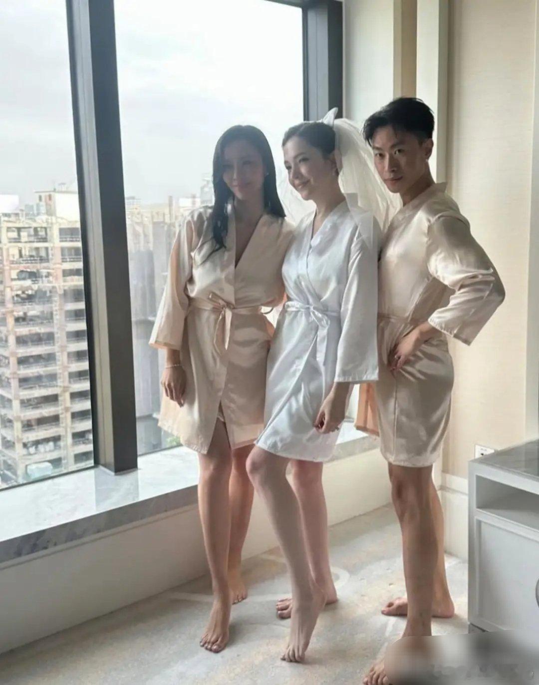 许玮甯婚前的睡衣趴上，她瘦瘦高高，肌肤白皙得像在发光，在人群中美得格外耀眼，气质