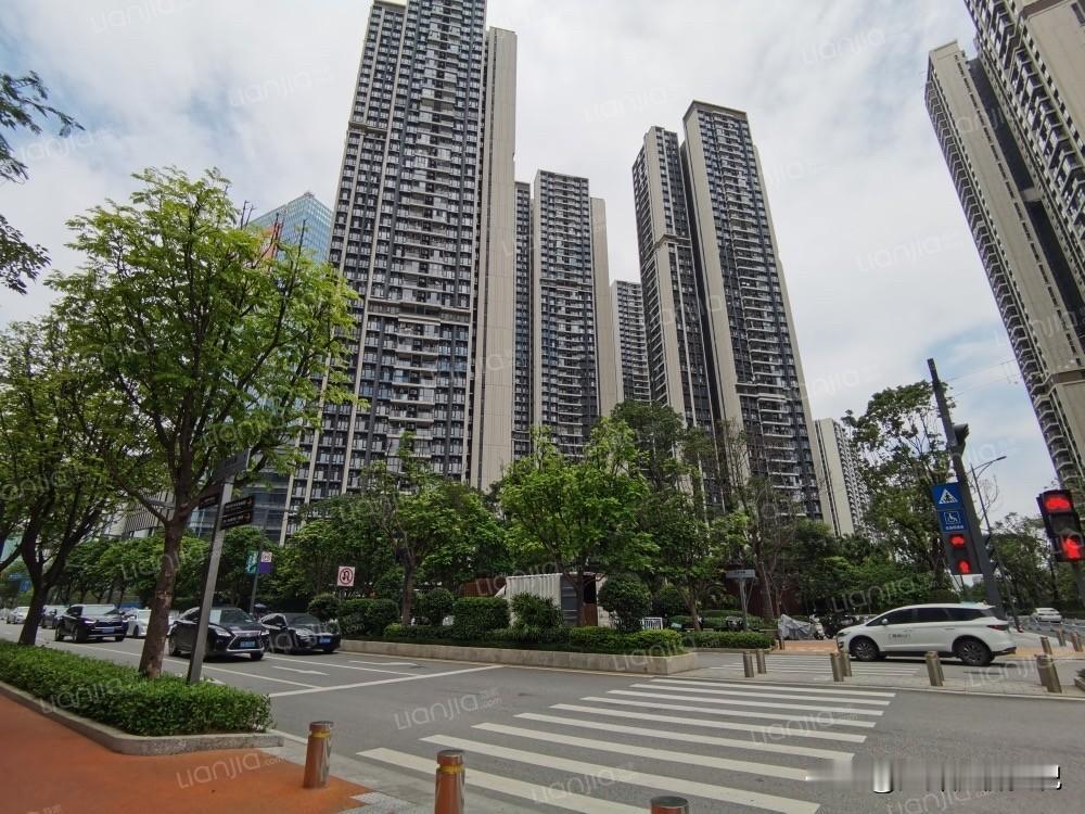 当年抢破头的万科黄埔新城，现在1.7万/平就卖了

说实话，看到这套成交，我想起